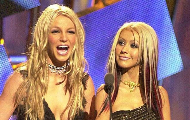 Britney Spears (trái) - Christina Aguilera (phải). Britney Spears (trái) - Christina Aguilera (phải).