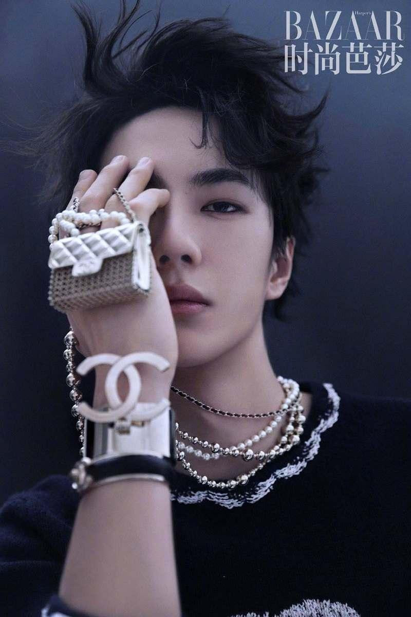 "Trong một thời gian dài, tôi phải gặp rất nhiều người lạ gõ cửa phòng khách sạn. Có người còn đặt định vị trên xe tôi. Bất kì nơi nào tôi đi đều có người theo dõi." - Vương Nhất Bác chia sẻ trên trang cá nhân. "Trong một thời gian dài, tôi phải gặp rất nhiều người lạ gõ cửa phòng khách sạn. Có người còn đặt định vị trên xe tôi. Bất kì nơi nào tôi đi đều có người theo dõi." - Vương Nhất Bác chia sẻ trên trang cá nhân.