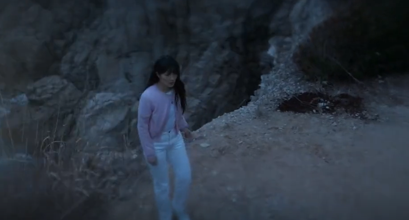 Sol thấy được một chút của tương lai, lúc Kim Young Soo đuổi cô tới vách đá thì Sun Jae cũng theo tới. Sol sợ hãi Sun Jae sẽ lại chiến đầu với Kim Young Soo để cứu cô, khiến hắn bị bắt như dòng thời gian trước, và rồi sẽ bị báo thù ở năm 2023.