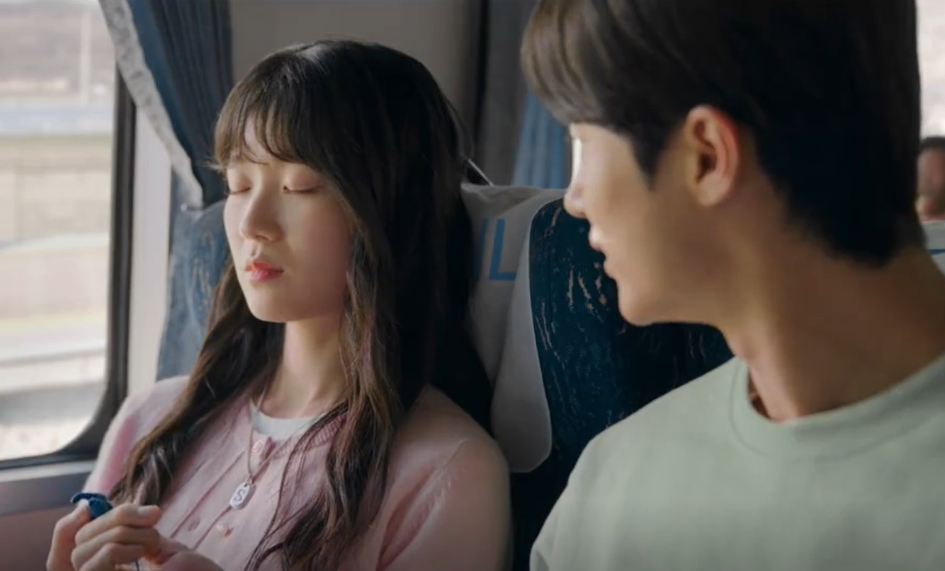 Chiếc vòng cổ này có thể giúp Im Sol 20 tuổi thay đổi thái độ lạnh nhạt với Sun Jae khi linh hồn 34 tuổi trở lại tương lai hay không? Chiếc vòng cổ này có thể giúp Im Sol 20 tuổi thay đổi thái độ lạnh nhạt với Sun Jae khi linh hồn 34 tuổi trở lại tương lai hay không?