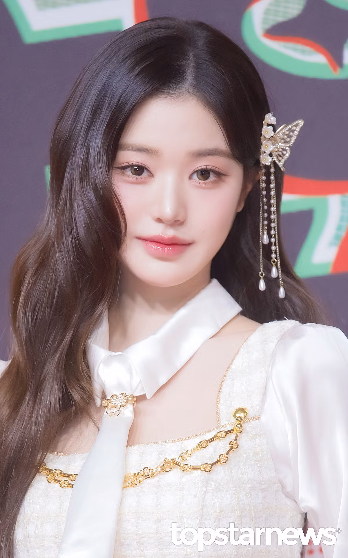 Wonyoung (IVE) và Karina (aespa) tiếp tục kèn cựa nhau trên tag thịnh hành mục tìm kiếm trên các nền tảng tại Hàn Quốc ngay khi xuất hiện. Hai nhan sắc hàng đầu thế hệ 4 xuất hiện cùng sự kiện lần nào là khiến cư dân mạng phải trăn trở.