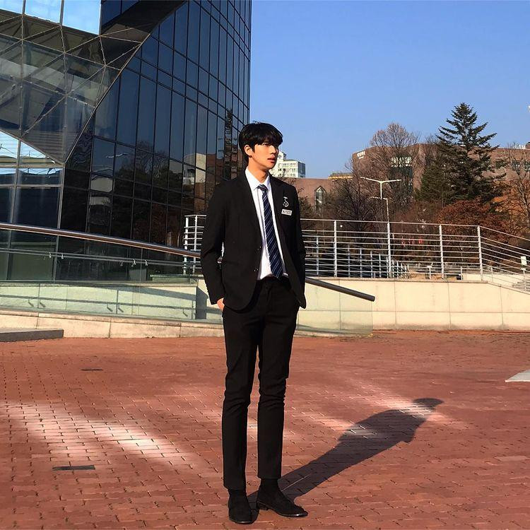 Sang Min sinh năm 2000, cao 1m9.