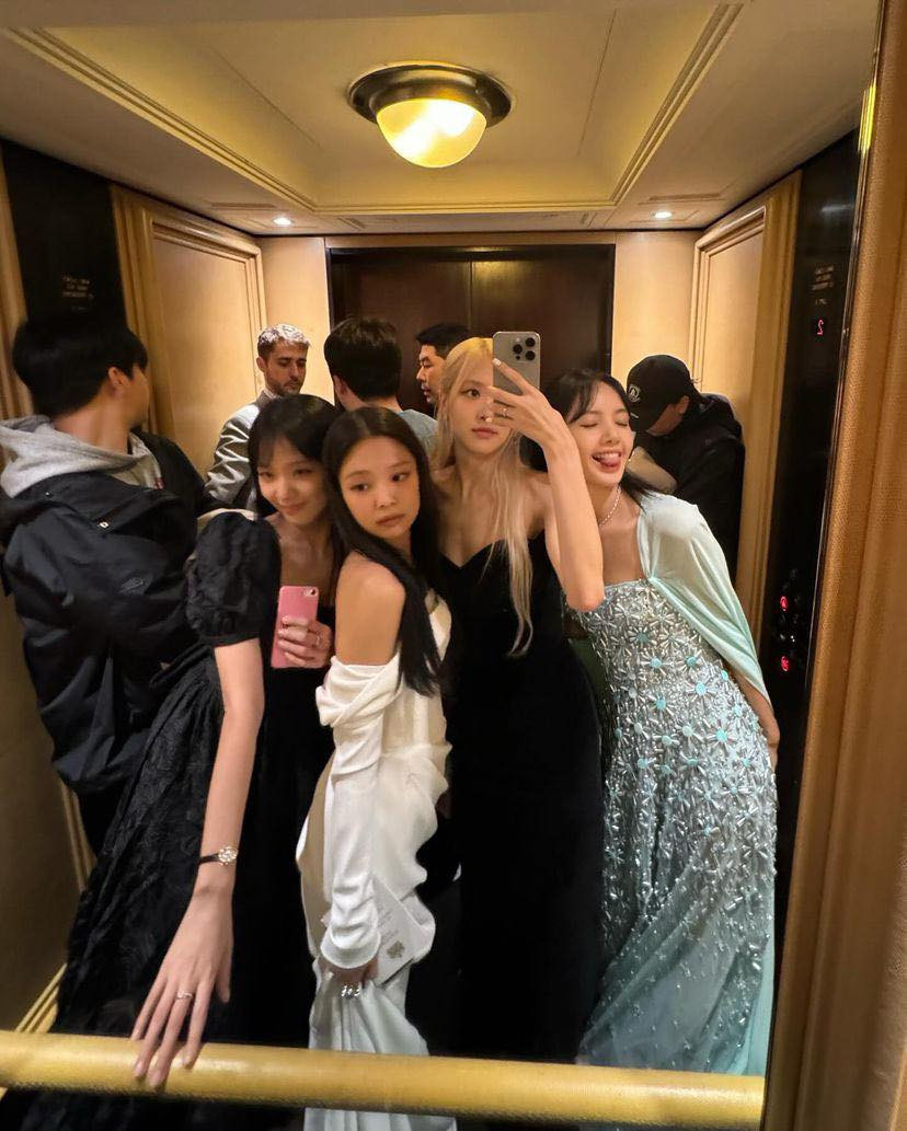 Bức ảnh selfie chụp chung của BLACKPINK, chuẩn hội bạn gái "sống ảo" bất chấp địa hình được Rosé chia sẻ. Bức ảnh selfie chụp chung của BLACKPINK, chuẩn hội bạn gái "sống ảo" bất chấp địa hình được Rosé chia sẻ.