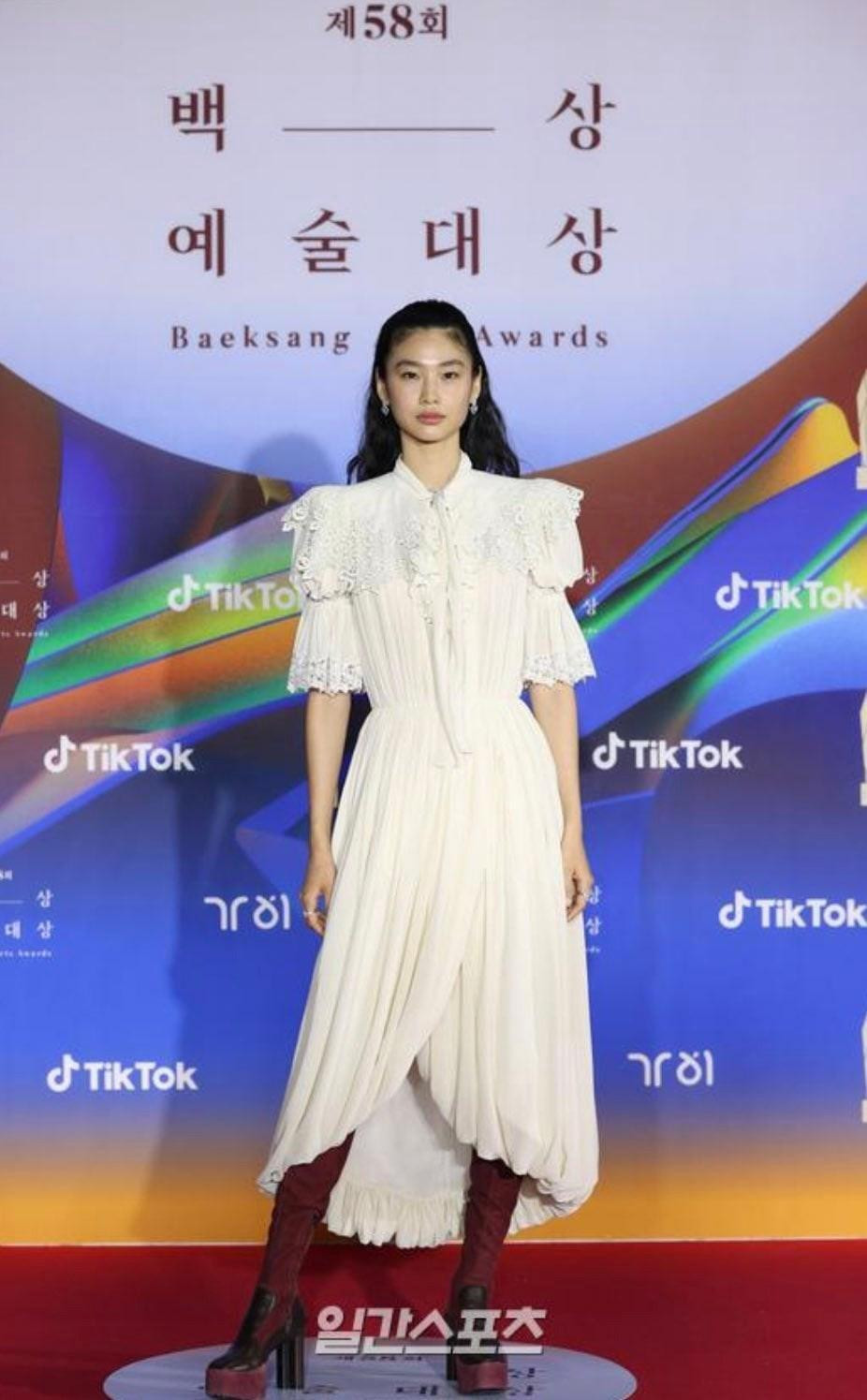 Mỹ nhân của Squid Game - Jung Ho Yeon xuất hiện với thần thái ngút trời trong chiếc váy đến từ Gucci.