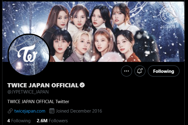 Ảnh bìa được JYP cập nhật chỉ có 8 thành viên và không có Jeongyeon. Ảnh bìa được JYP cập nhật chỉ có 8 thành viên và không có Jeongyeon.