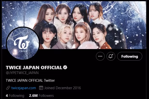 Ảnh bìa được JYP cập nhật chỉ có 8 thành viên và không có Jeongyeon.