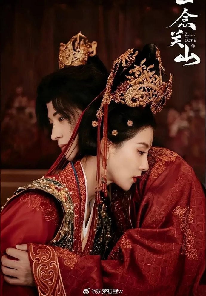 Nhậm Như Ý lúc này bị Lý Đồng Quang dùng độc nên chân tay không có lực, bị đồ đệ ép hôn. Ảnh leak có cảnh Đồng Quang ôm lấy Như Ý nhưng lên phim đã bị cắt.