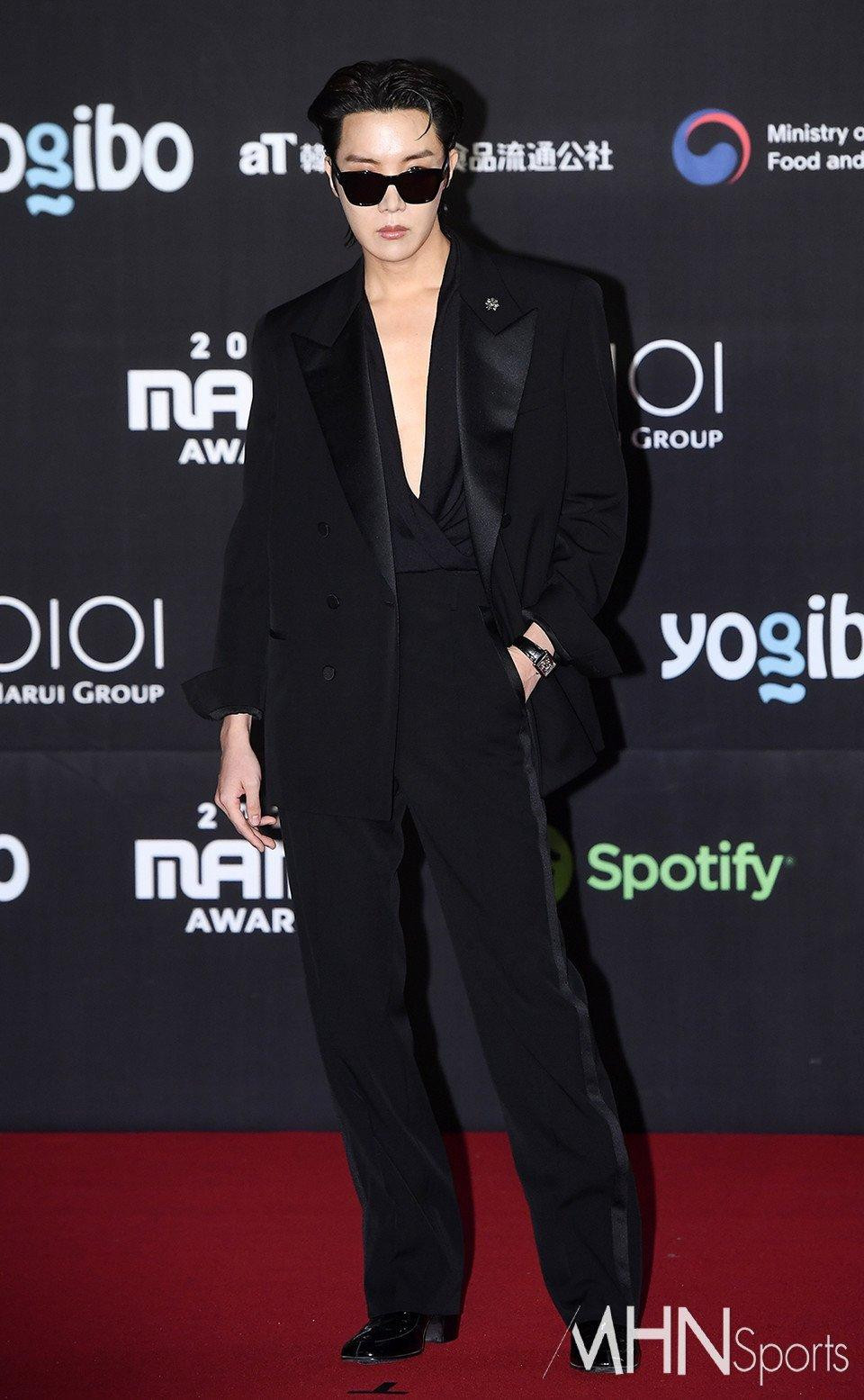 j-hope khiến người hâm mộ bất ngờ khi diện sơ mi khoét cổ sâu, vừa quyến rũ vừa lịch lãm. Từ khóa "j-hope" và "j-hopexMAMA" đang thăng hạng trên Top thịnh hành toàn cầu trên Twitter. j-hope khiến người hâm mộ bất ngờ khi diện sơ mi khoét cổ sâu, vừa quyến rũ vừa lịch lãm. Từ khóa "j-hope" và "j-hopexMAMA" đang thăng hạng trên Top thịnh hành toàn cầu trên Twitter.