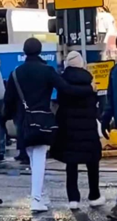 Hình ảnh người qua đường bắt gặp Nine và Baifern đang sánh bước cùng nhau tại Edinburgh.