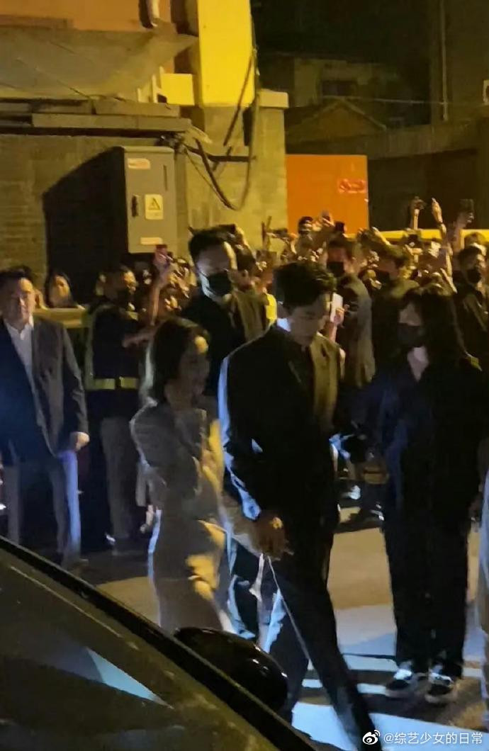 Cả khi rời sự kiện, Trương Nhược Quân và Đường Nghệ Hân vẫn sát bên nhau. Bức ảnh được chụp với chất lượng thấp nhưng vibe tỏa ra độ ngọt ngào không kém cảnh phim.