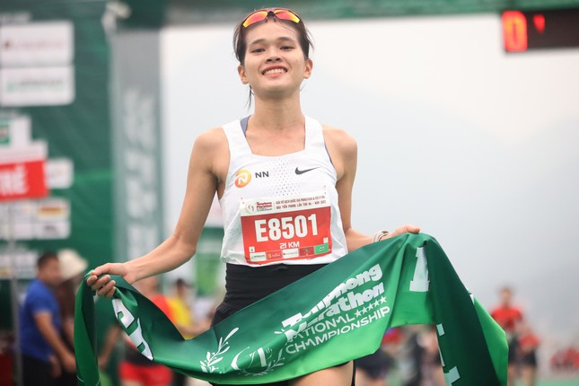 Vận động viên Phạm Thị Hồng Lệ là người chiến thắng ở cự ly 21 km hệ nữ tuyển.