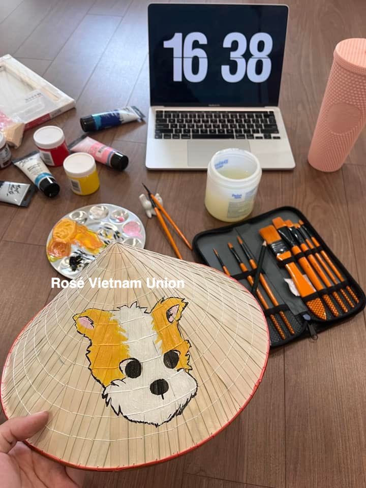 Chiếc nón lá được người hâm mộ &quot;custom&quot; tặng cho Rosé. - Ảnh: Rosé Vietnam Union