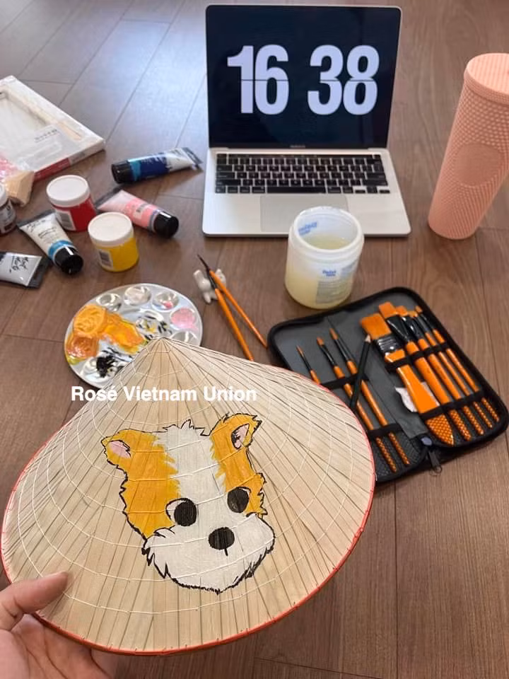 Chiếc nón lá được người hâm mộ "custom" tặng cho Rosé. - Ảnh: Rosé Vietnam Union