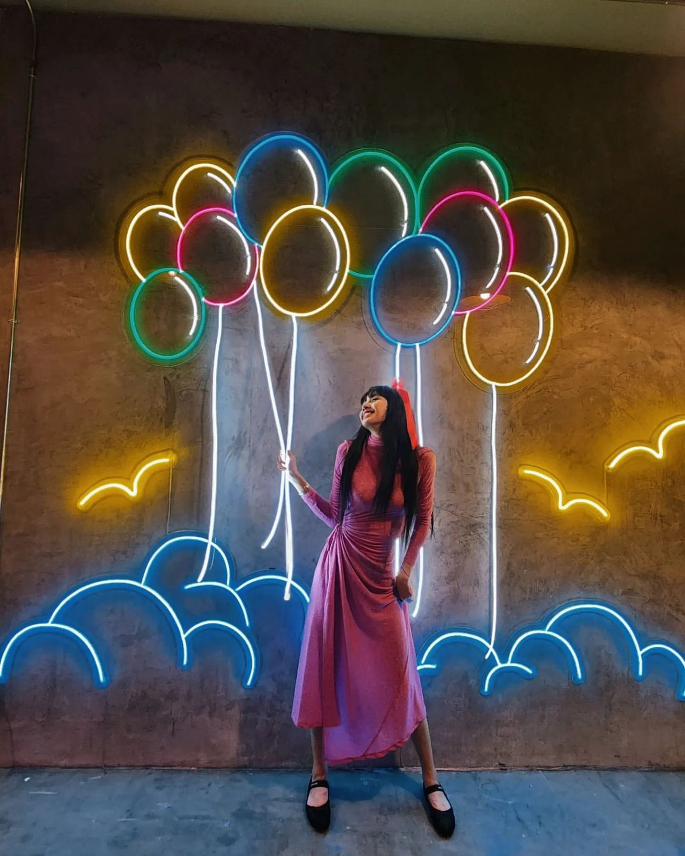 Ngoài chiếc váy đính nơ để ăn tiệc chính, Lisa còn diện một mẫu váy khác của thương hiệu Mirae có giá 295 EURO (khoảng 7,5 triệu VNĐ). Ngoài chiếc váy đính nơ để ăn tiệc chính, Lisa còn diện một mẫu váy khác của thương hiệu Mirae có giá 295 EURO (khoảng 7,5 triệu VNĐ).