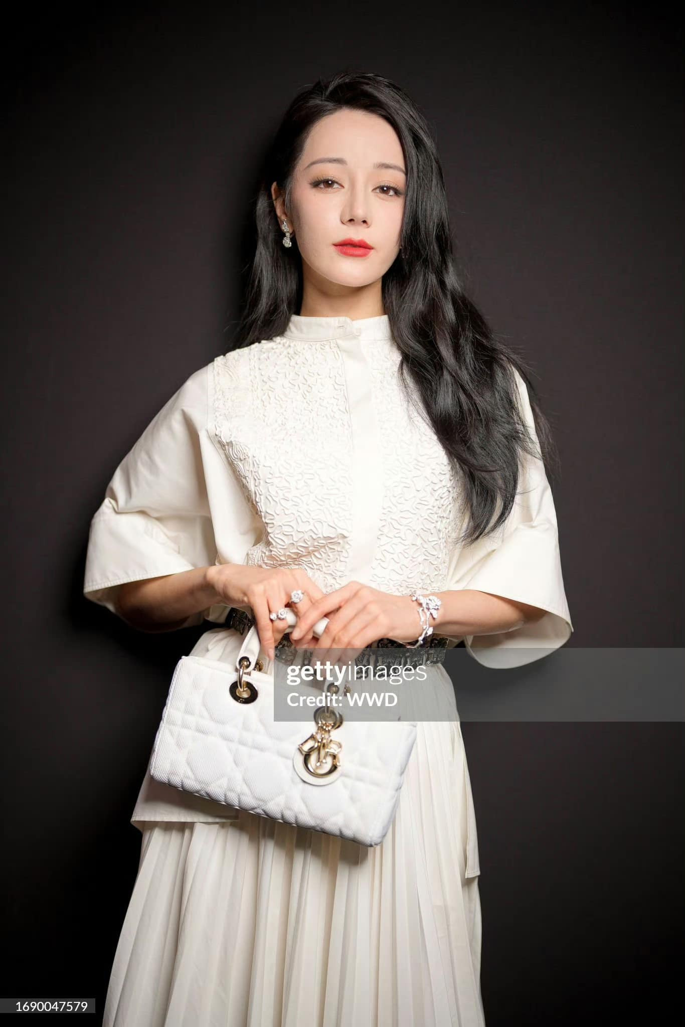 Jisoo sang trọng, quyền lực, phá cách trong trang phục đen. Địch Lệ Nhiệt Ba thanh lịch, tao nhã với chiếc đầm trắng. Cả hai đều diện set đồ tới từ bộ sưu tập mới nhất của Dior. Jisoo sang trọng, quyền lực, phá cách trong trang phục đen. Địch Lệ Nhiệt Ba thanh lịch, tao nhã với chiếc đầm trắng. Cả hai đều diện set đồ tới từ bộ sưu tập mới nhất của Dior.