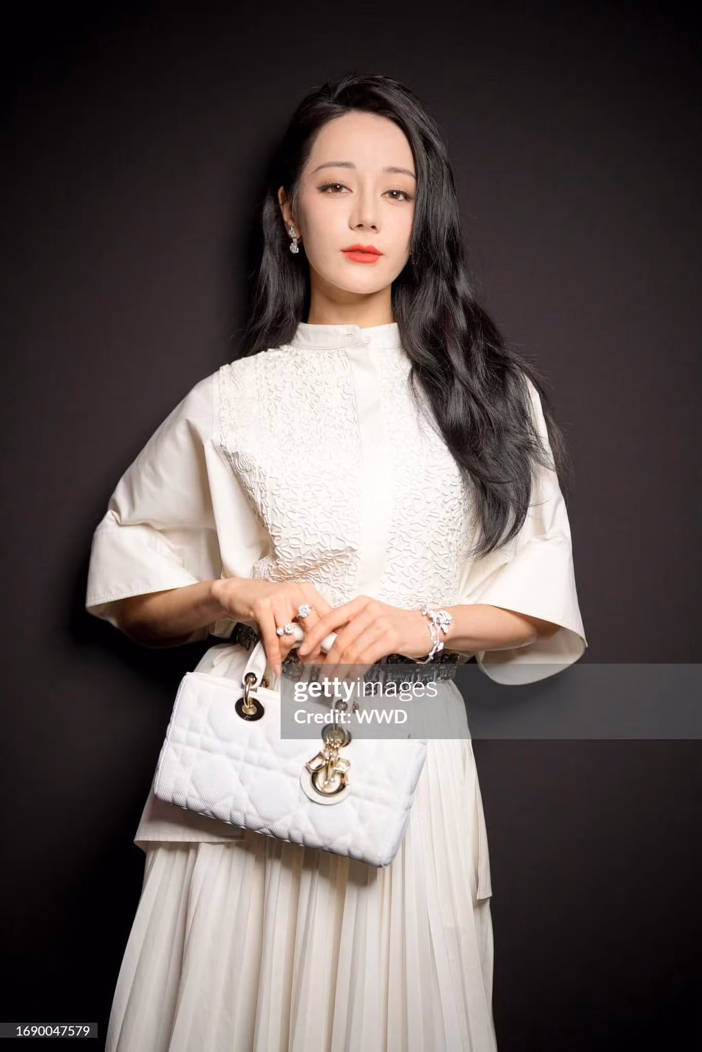 Jisoo sang trọng, quyền lực, phá cách trong trang phục đen. Địch Lệ Nhiệt Ba thanh lịch, tao nhã với chiếc đầm trắng. Cả hai đều diện set đồ tới từ bộ sưu tập mới nhất của Dior. Jisoo sang trọng, quyền lực, phá cách trong trang phục đen. Địch Lệ Nhiệt Ba thanh lịch, tao nhã với chiếc đầm trắng. Cả hai đều diện set đồ tới từ bộ sưu tập mới nhất của Dior.