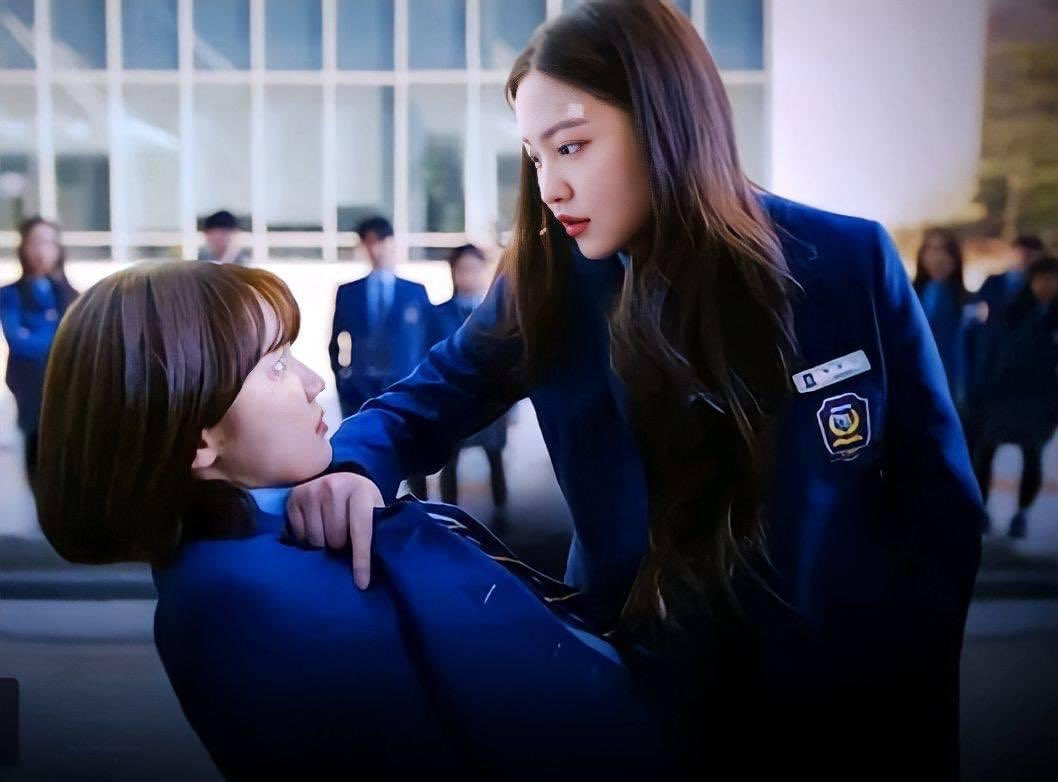 Mang danh nữ hoàng, "trùm trường", nhưng Baek Yena được khán giả nhận xét là nhân vật đáng thương nhất và bị "tác động vật lý" cũng nhiều nhất. Mang danh nữ hoàng, "trùm trường", nhưng Baek Yena được khán giả nhận xét là nhân vật đáng thương nhất và bị "tác động vật lý" cũng nhiều nhất.