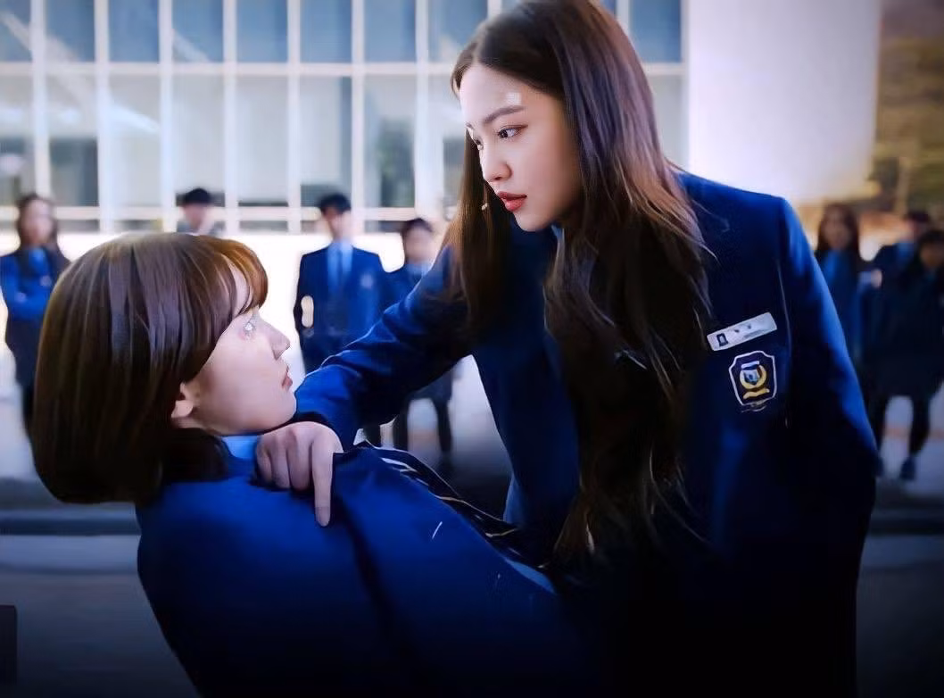 Mang danh nữ hoàng, "trùm trường", nhưng Baek Yena được khán giả nhận xét là nhân vật đáng thương nhất và bị "tác động vật lý" cũng nhiều nhất.