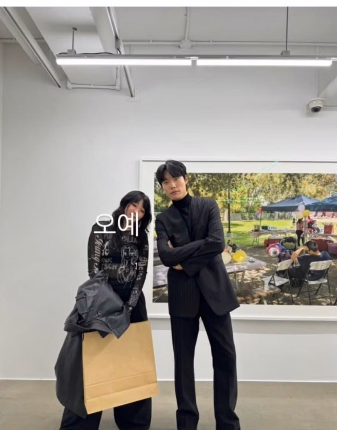 Em gái Han So Hee chụp ảnh cùng Ryu Jun Yeol.