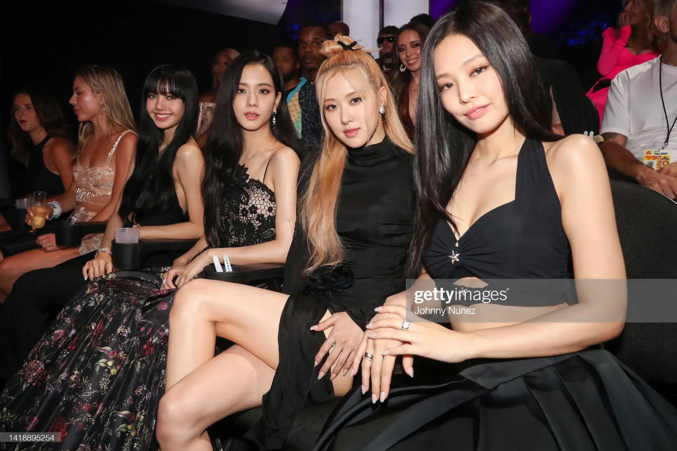 Không chỉ diện loạt outfit này tại thảm đỏ, BLACKPINK cũng mặc trang phục này như trang phục chính ngồi dự lễ và lên nhận giải.