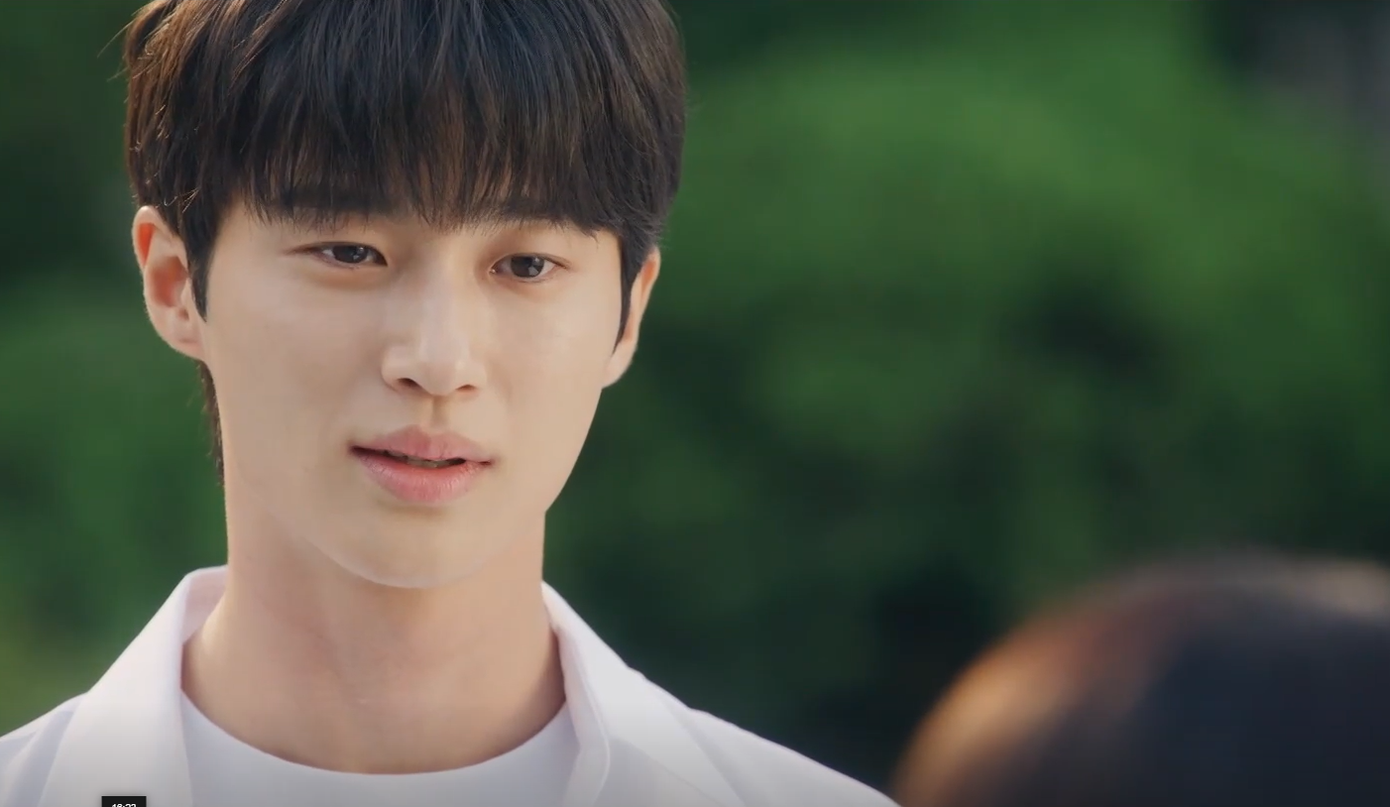 Vì không thể tiết lộ chuyện tương lai nên Sol dùng luôn cớ bị &quot;ma nhập&quot; để giải thích với Sun Jae chuyện bản thân khác thường. Dĩ nhiên, &quot;ma nhập&quot; mà còn biết hẹn hò với người khác nên nam thần bơi lội không thể tin nổi lời crush.