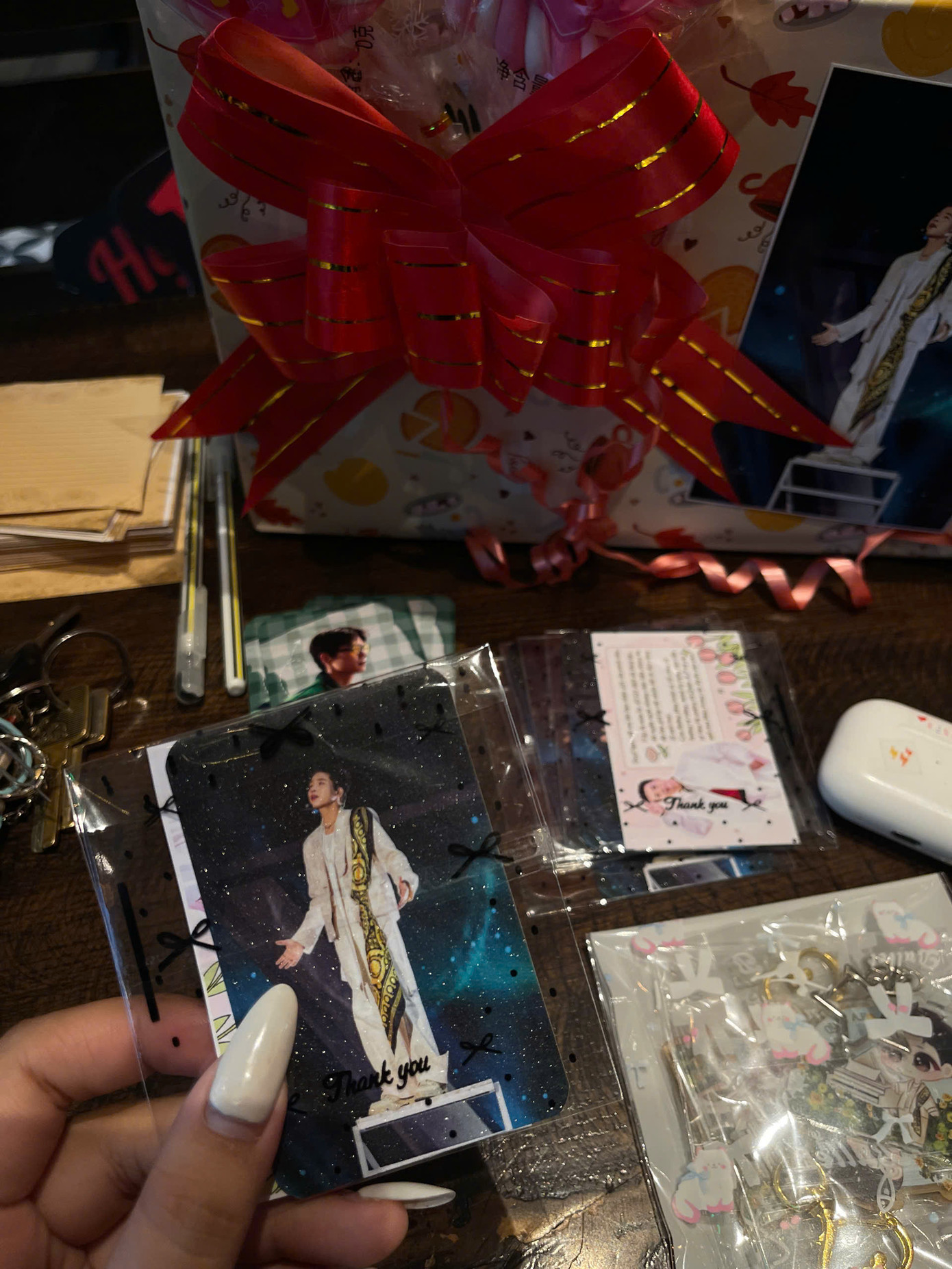 Quà các fan chuẩn bị để tặng người hâm mộ tới check-in sớm sáng nay. Quà các fan chuẩn bị để tặng người hâm mộ tới check-in sớm sáng nay.