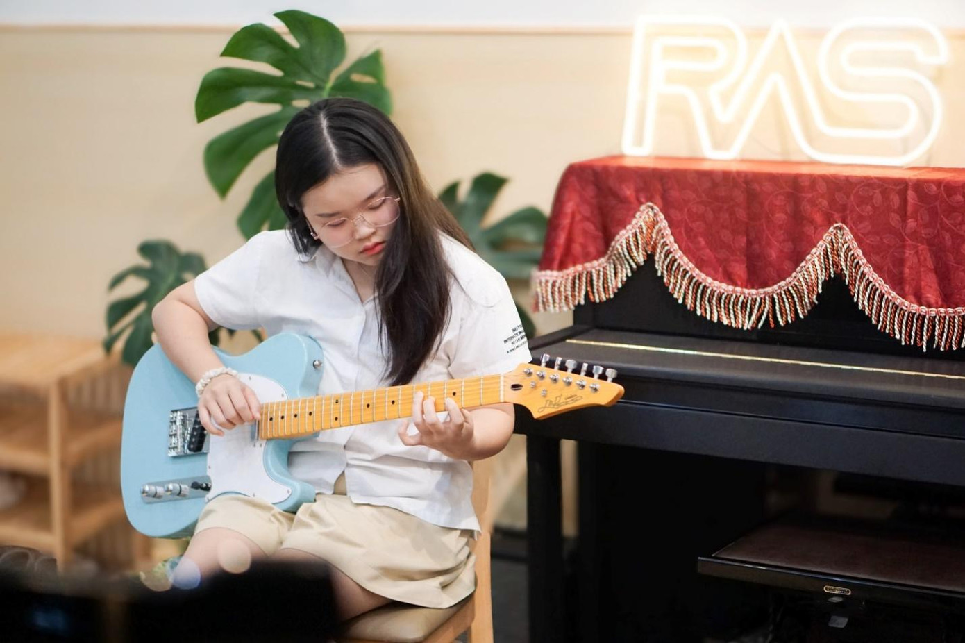 Ngoài ca hát, Thiên Mỹ còn biết chơi nhiều nhạc cụ như piano, guitar...
