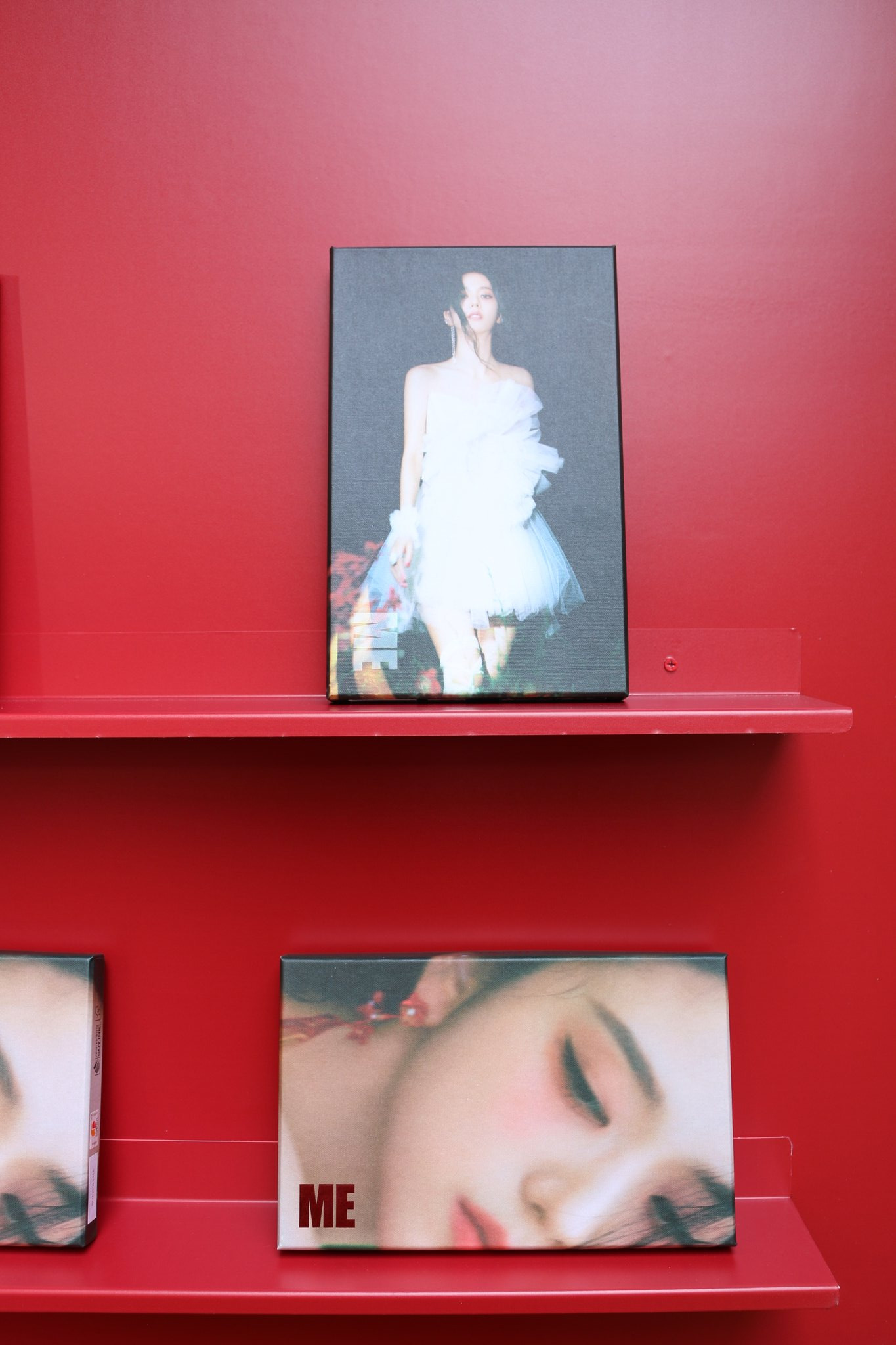 Album ME được trưng bày tại Nhà Hoa của Jisoo.