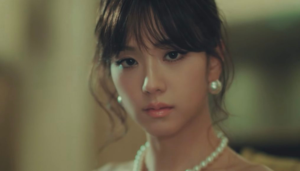 Những góc quay cận khiến fan &quot;giật mình&quot; với đường nét thanh tú của Jisoo.