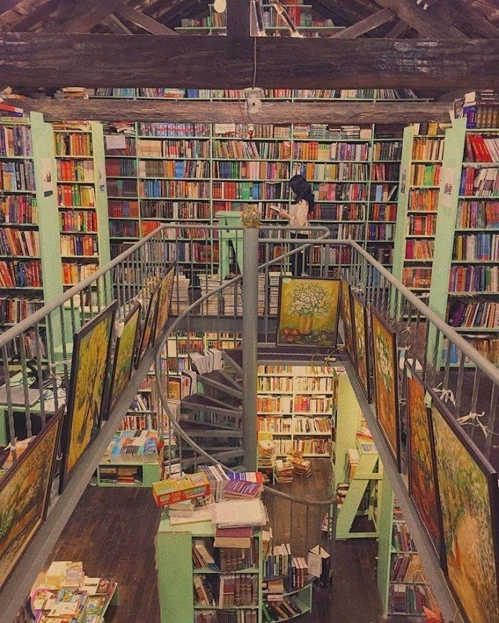 Không gian mang phong cách cổ điển của nhà sách Mão. Không gian mang phong cách cổ điển của nhà sách Mão.