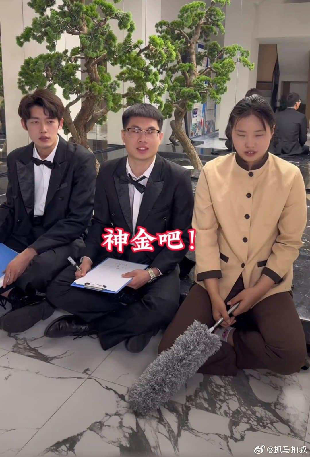 Má Vương (ngoài cùng bên phải) được "đẩy thuyền" với quản gia Triệu (ngoài cùng bên trái). Quản gia Hứa (ở giữa) - người đàn ông bị cho "nhận cơm hộp" nhiều nhất nhưng vẫn hồi sinh. Má Vương (ngoài cùng bên phải) được "đẩy thuyền" với quản gia Triệu (ngoài cùng bên trái). Quản gia Hứa (ở giữa) - người đàn ông bị cho "nhận cơm hộp" nhiều nhất nhưng vẫn hồi sinh.