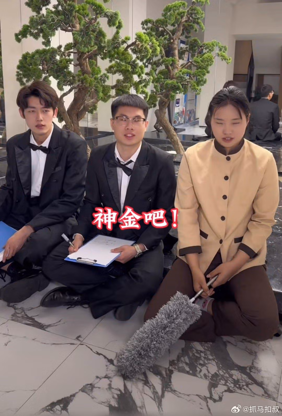 Má Vương (ngoài cùng bên phải) được "đẩy thuyền" với quản gia Triệu (ngoài cùng bên trái). Quản gia Hứa (ở giữa) - người đàn ông bị cho "nhận cơm hộp" nhiều nhất nhưng vẫn hồi sinh.