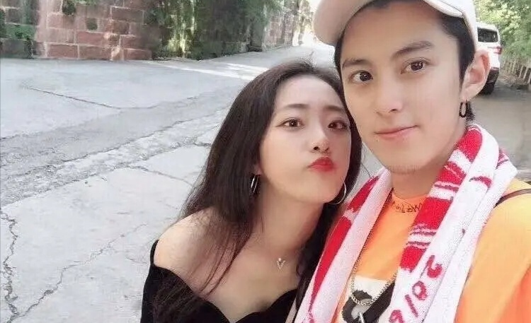 Vương Hạc Đệ và người được cho là bạn gái hiện tại của anh.