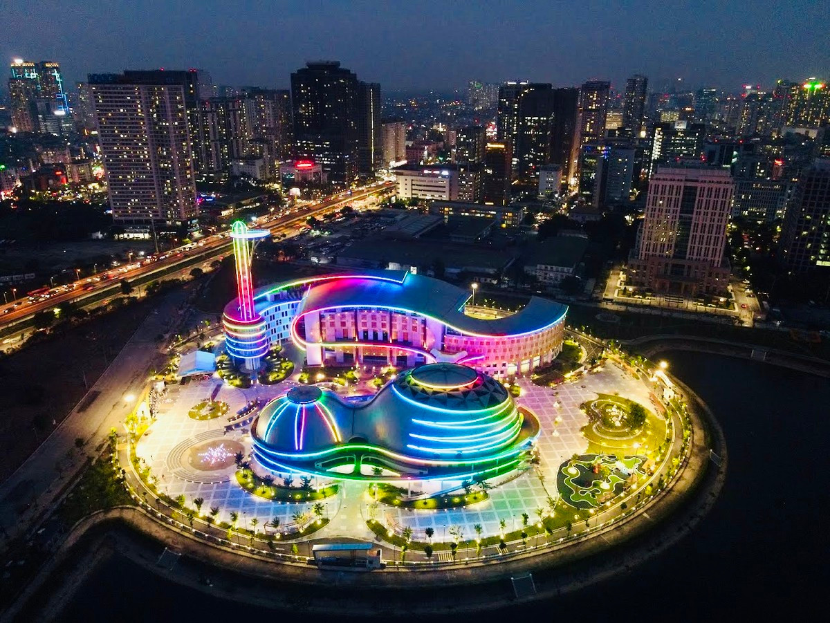 Không chỉ "hoành tráng lệ" vào ban ngày mà khi thành phố lên đèn, Cung Thiếu nhi cũng "lên đồ" với đèn neon bảy màu sặc sỡ bao quanh cấu trúc các tòa nhà. - Ảnh: Trọng Tài/ TPO Không chỉ "hoành tráng lệ" vào ban ngày mà khi thành phố lên đèn, Cung Thiếu nhi cũng "lên đồ" với đèn neon bảy màu sặc sỡ bao quanh cấu trúc các tòa nhà. - Ảnh: Trọng Tài/ TPO