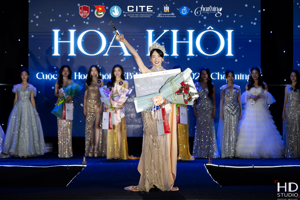 Thí sinh Trần Bảo Ngọc - SBD 12 đã xuất sắc trở thành tân Hoa khôi trường Đại học Kinh tế - Đại học Quốc Gia Hà Nội.