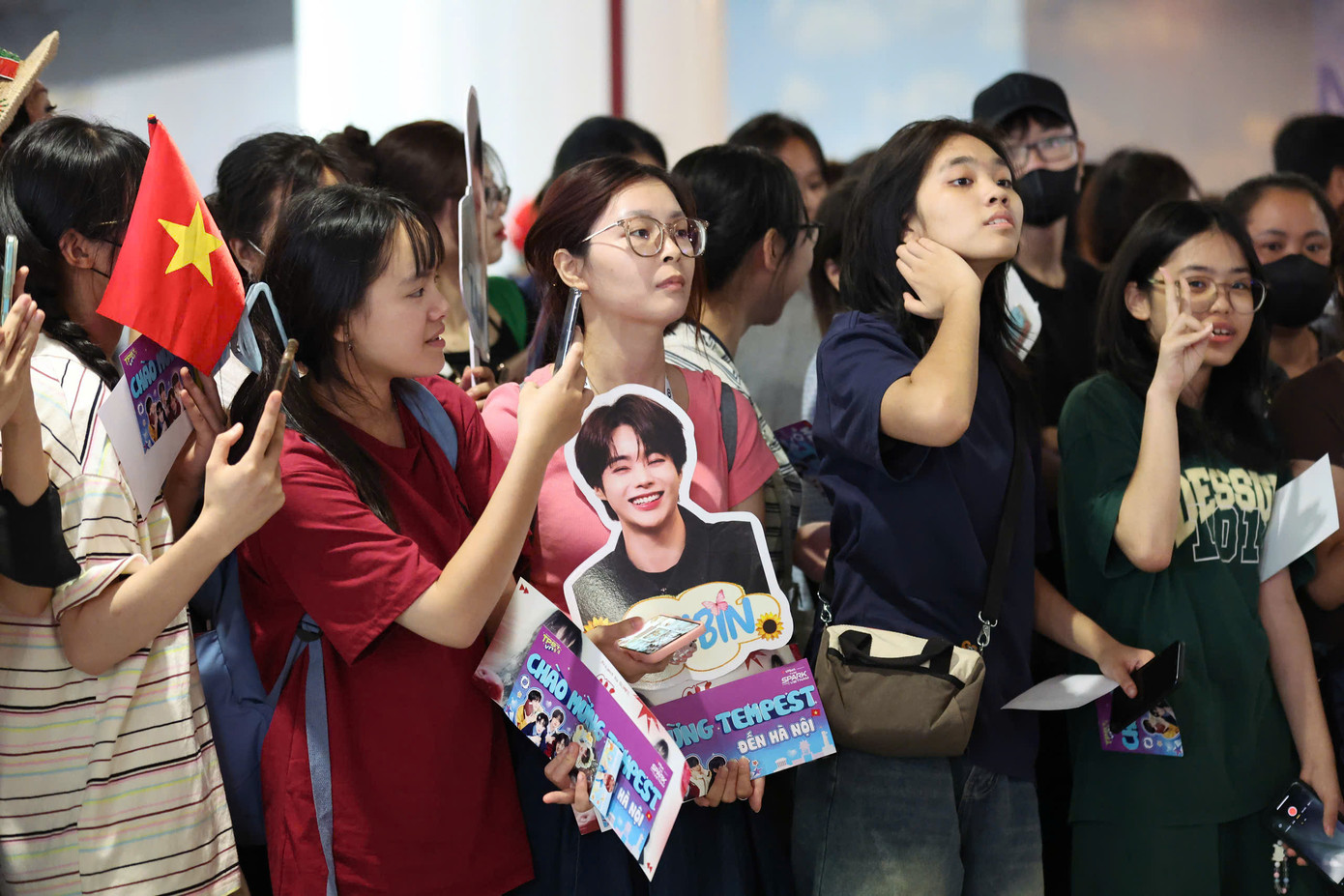 Những chiếc banner xinh xắn được fan mang đến, chào đón các chàng trai. Những chiếc banner xinh xắn được fan mang đến, chào đón các chàng trai.