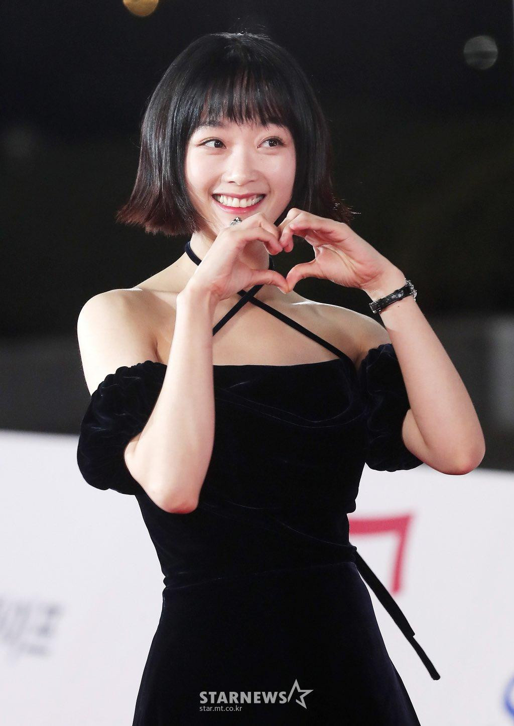 Người đẹp của All Of Us Are Dead - Lee Yoo Mi sang trọng tại sự kiện.