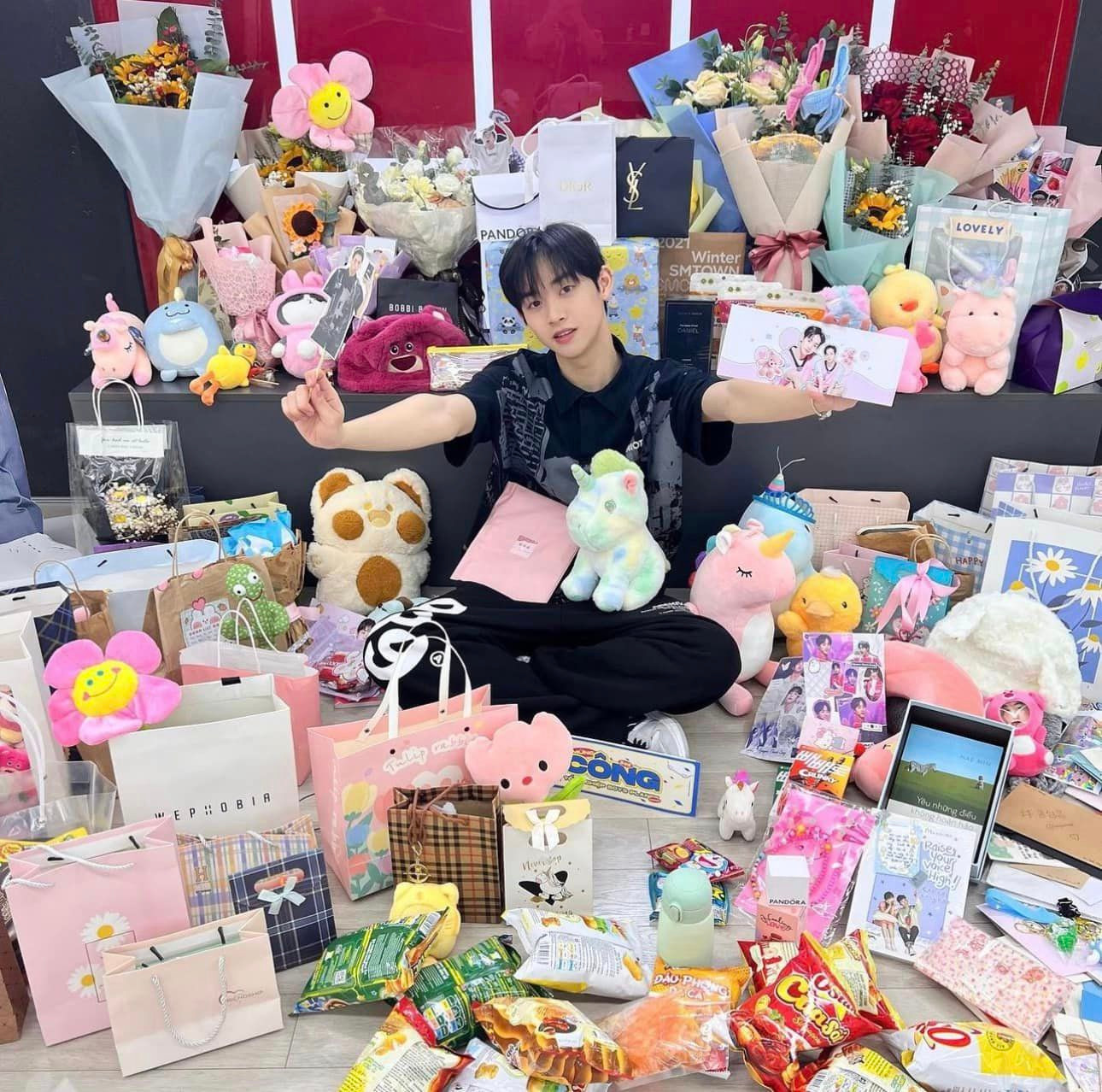 Thành Công cũng không quên check-in với "bể quà" và cảm ơn người hâm mộ đã tới tiễn và đón anh tại sân bay ở Hàn Quốc và Việt Nam. - Ảnh: IGNV Thành Công cũng không quên check-in với "bể quà" và cảm ơn người hâm mộ đã tới tiễn và đón anh tại sân bay ở Hàn Quốc và Việt Nam. - Ảnh: IGNV