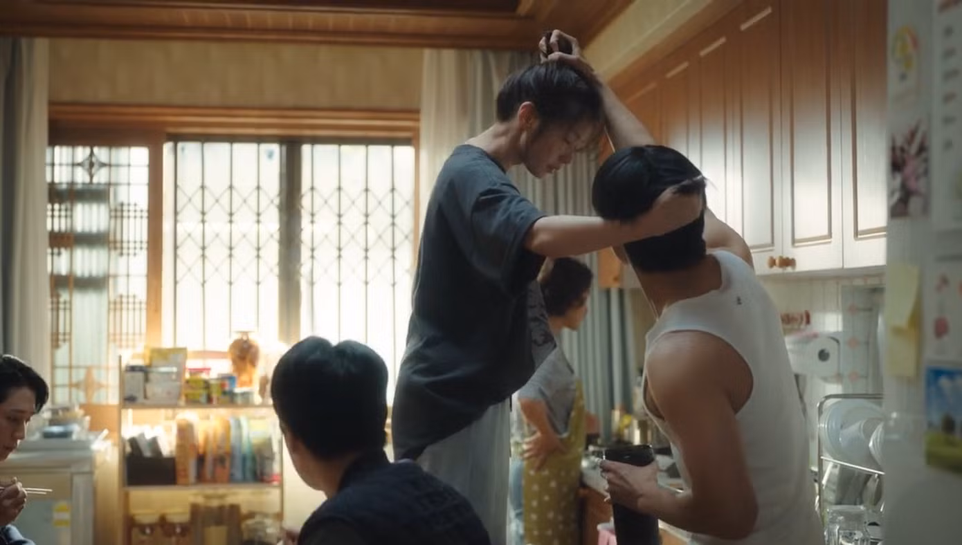 Dong Jin và Seok Ryu là ví dụ cho cặp chị em hở ra là "tác động vật lý" nhau, sơ hở là cà khịa khiến phụ huynh "điên đầu".