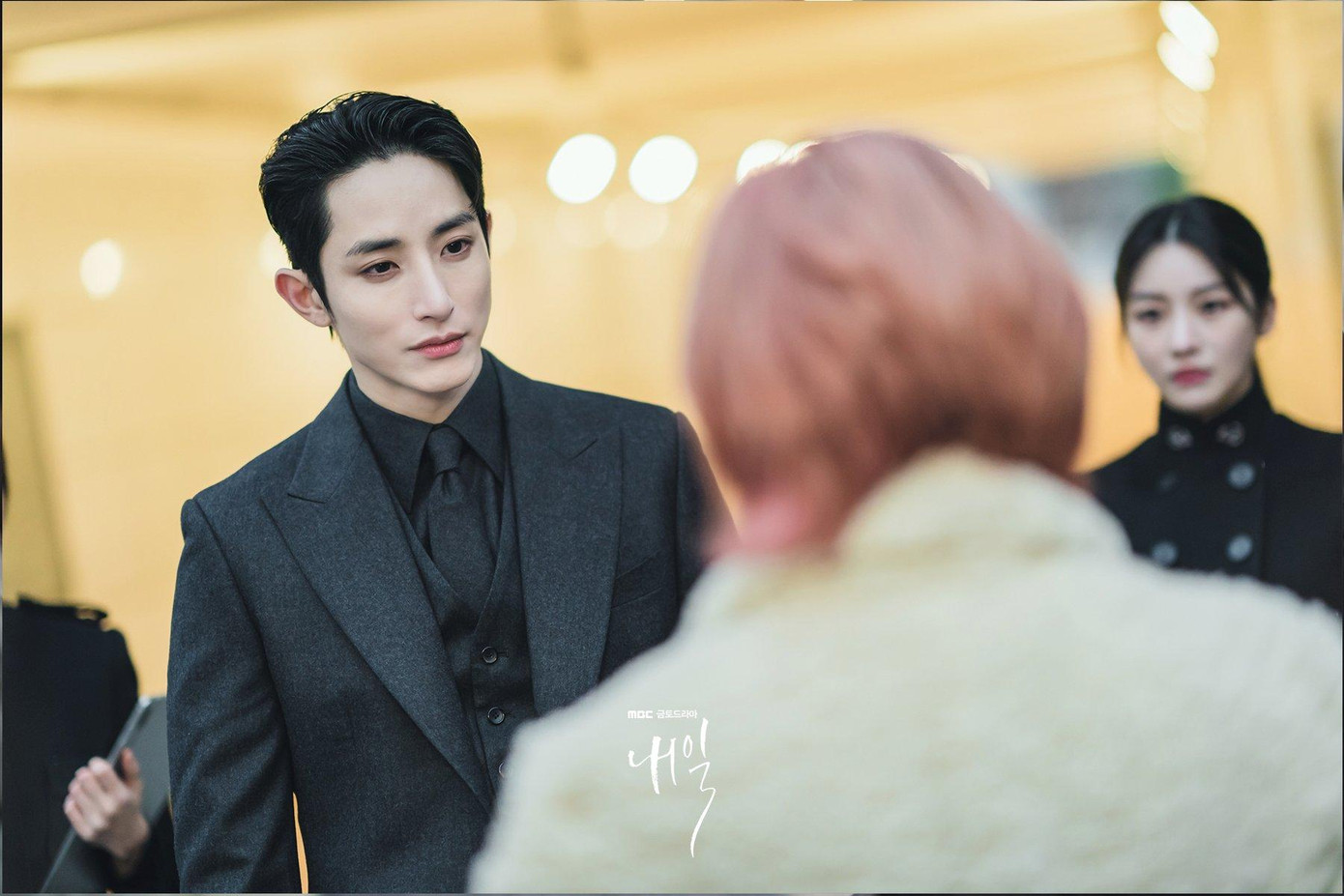 Thần Chết Park Joong Gil (Lee Soo Hyuk thủ vai), là Trưởng phòng của Đội Hộ Tống. Ở tập 4 vừa phát sóng tiết lộ Joong Gil chính là sếp cũ của Goo Ryun. Anh phản đối cách làm của Đội Xử Lý Khủng Hoảng, tuân thủ nguyên tắc Thần Chết không can dự vào sinh tử con người. Thần Chết Park Joong Gil (Lee Soo Hyuk thủ vai), là Trưởng phòng của Đội Hộ Tống. Ở tập 4 vừa phát sóng tiết lộ Joong Gil chính là sếp cũ của Goo Ryun. Anh phản đối cách làm của Đội Xử Lý Khủng Hoảng, tuân thủ nguyên tắc Thần Chết không can dự vào sinh tử con người.