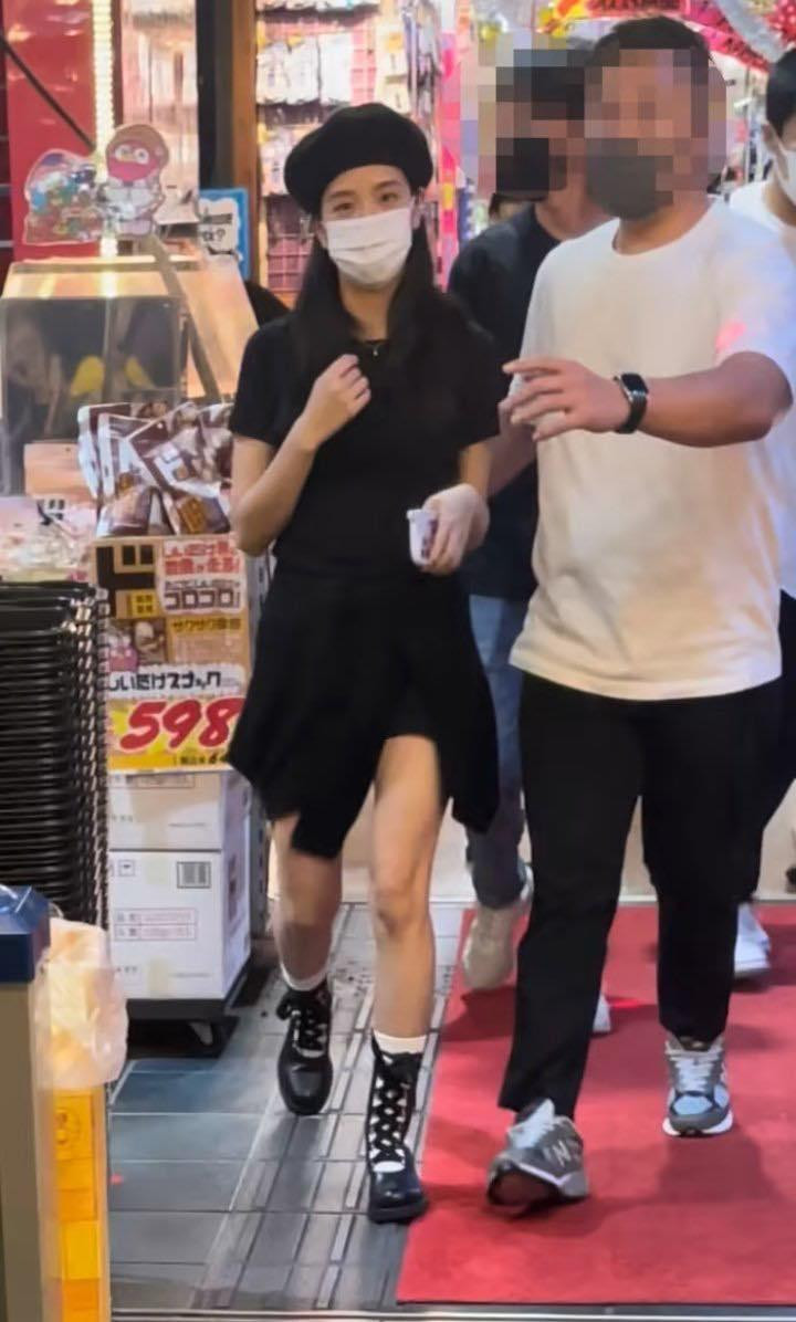 Trang phục Jisoo mặc khi chạy lịch trình tại Nhật. Trang phục Jisoo mặc khi chạy lịch trình tại Nhật.