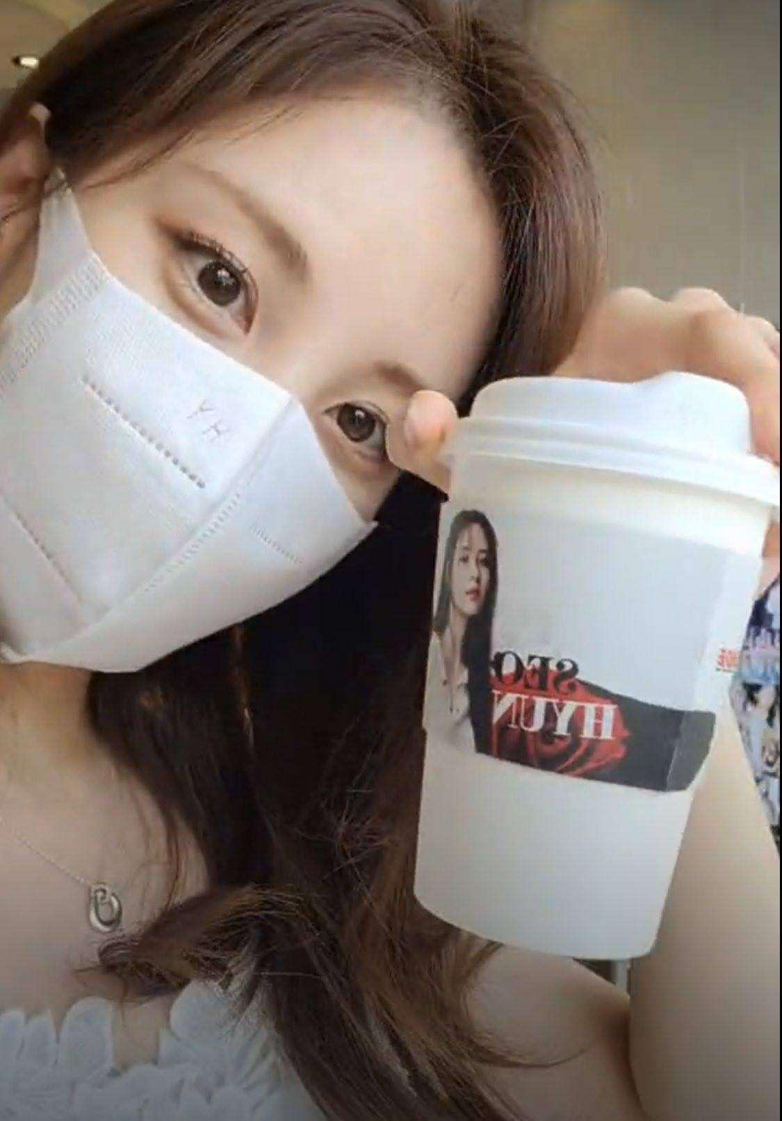 Seohyun liên tục nói &quot;Xin chào Việt Nam&quot; trong livestream, dù phát âm của cô chưa chuẩn xác nhưng lại khiến V-SONE phấn khích vì quá đáng yêu.