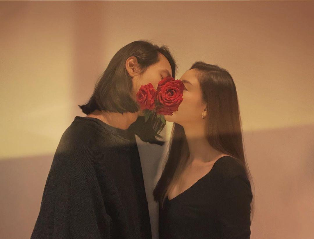 Bức ảnh ngọt ngào của cặp đôi được Tangmo chia sẻ dịp Valentine vừa qua.