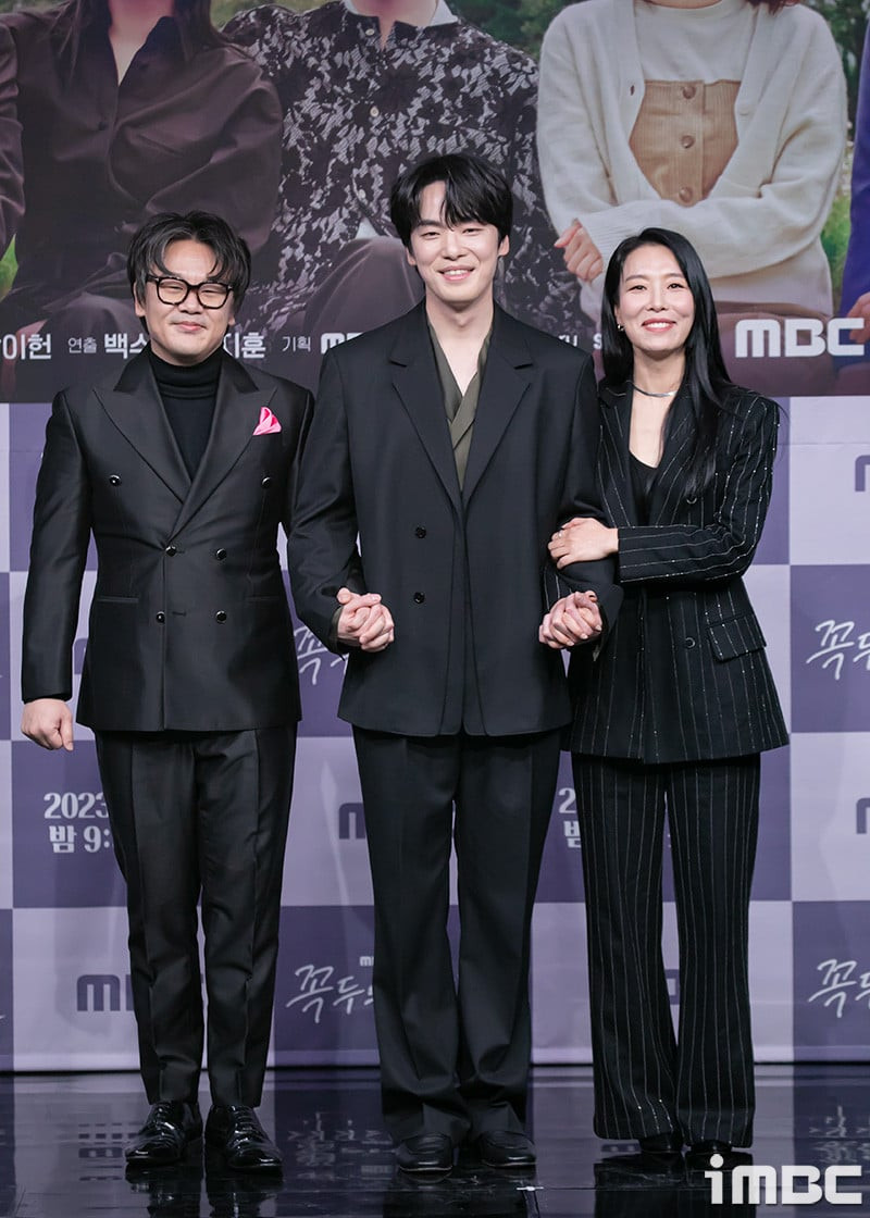 Kim Jung Hyun cũng thân thiện tương tác với các diễn viên khác.