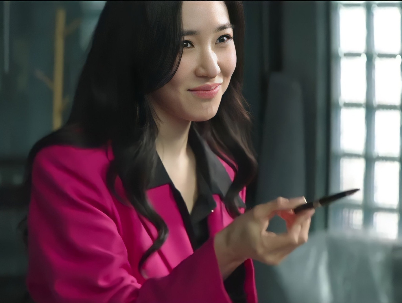 Đôi mắt cười trứ danh và màu hồng là những điểm quen thuộc, không thể bỏ qua những khi Tiffany xuất hiện.