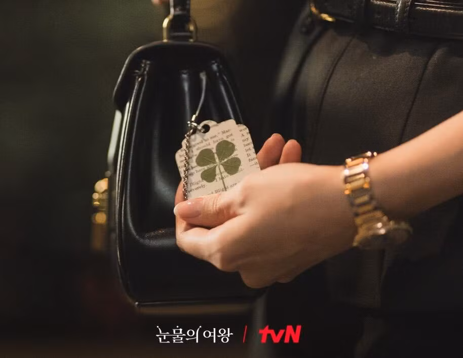 Chi tiết có bốn lá xuất hiện ở tập 6 và nhấn mạnh ở hình still cut của phim dường như ngụ ý cho sự may mắn sẽ tới.