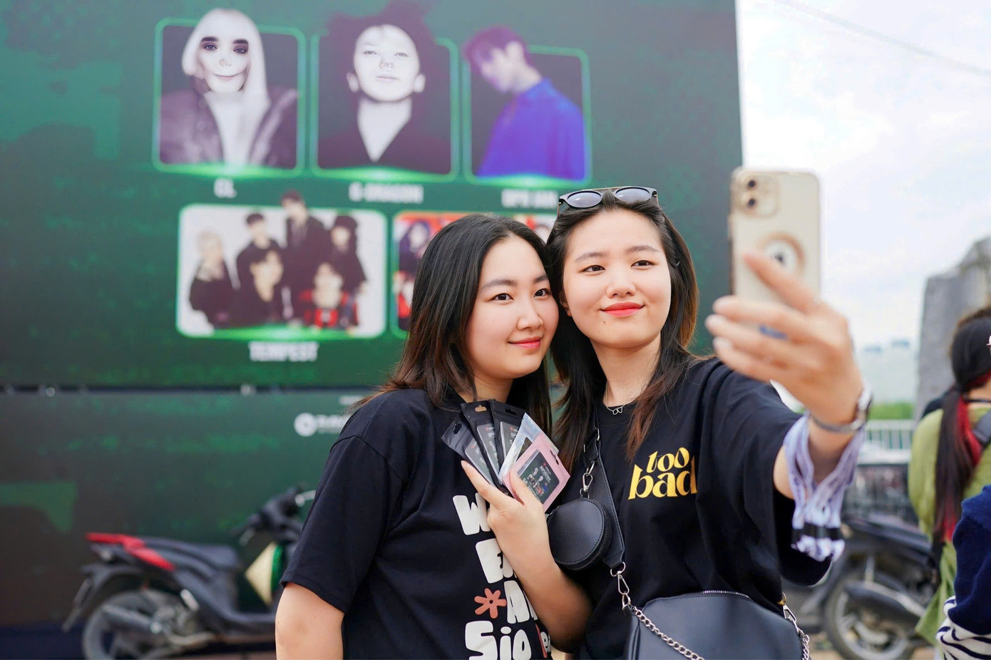 Fan check-in "nóng hổi" ngay khi vừa đổi vòng.