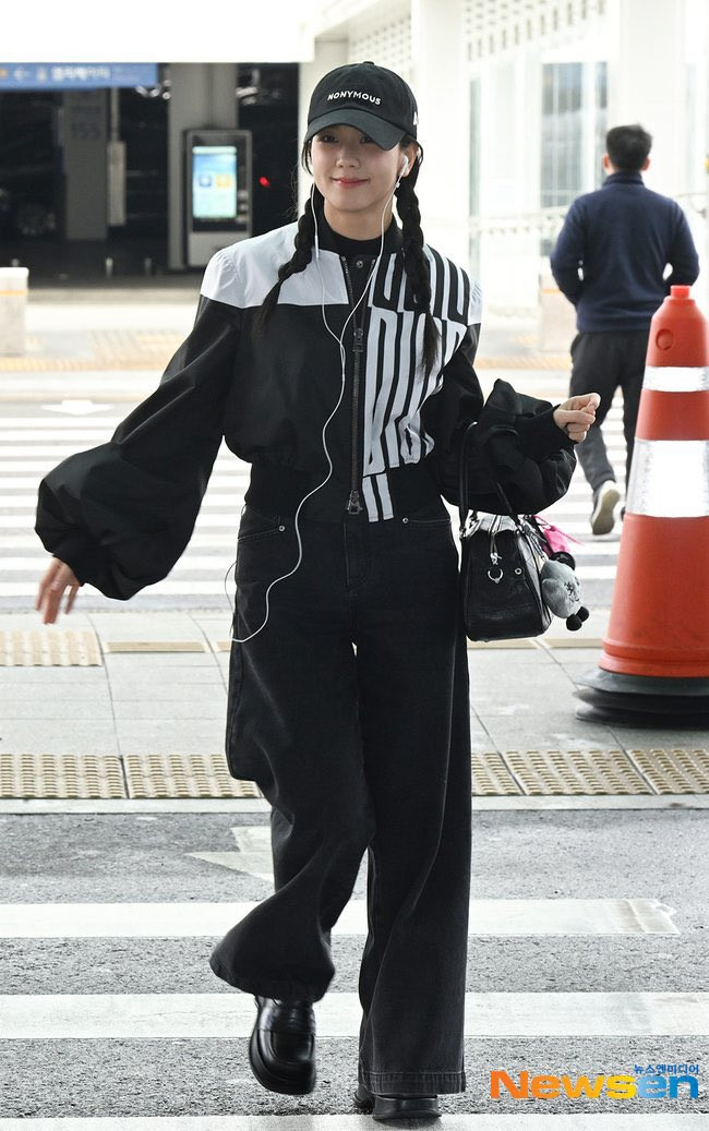 Sáng 3/3, Jisoo đã khởi hành từ Hàn tới Paris. Sáng 3/3, Jisoo đã khởi hành từ Hàn tới Paris.