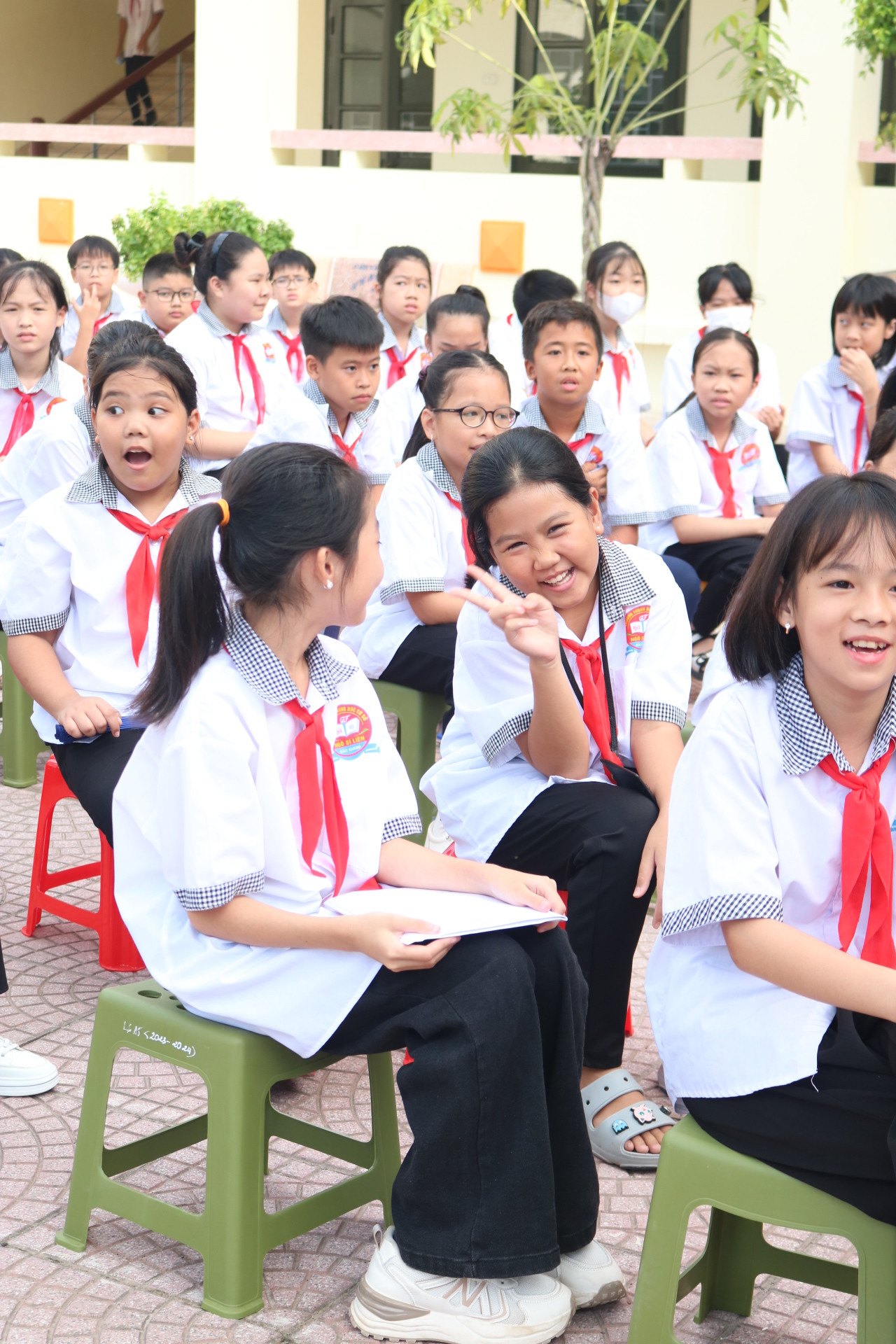 Bạn trả lời đúng, bạn nhận quà nhưng mình ở bên cũng "vui hết sảy"! Bạn trả lời đúng, bạn nhận quà nhưng mình ở bên cũng "vui hết sảy"!