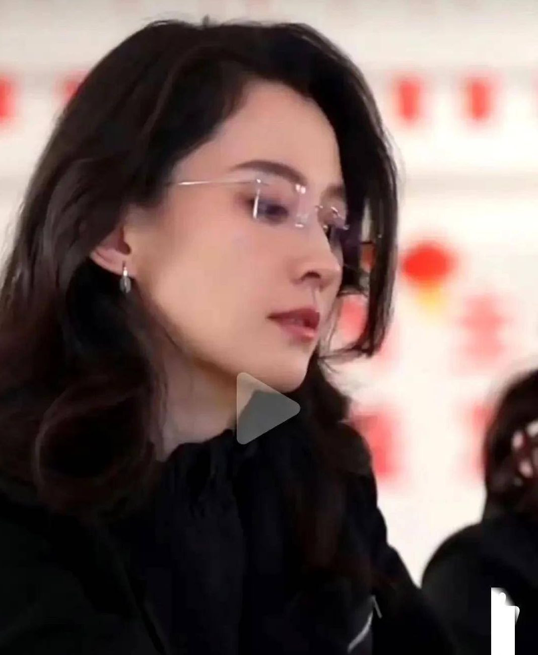 Có cư dân mạng nhận xét Lý Kiều có đường nét gương mặt và khí chất giống với "công chúa Samsung" Lee Boo Jin. Có cư dân mạng nhận xét Lý Kiều có đường nét gương mặt và khí chất giống với "công chúa Samsung" Lee Boo Jin.